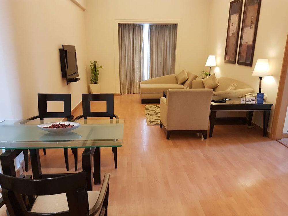 Park Plaza Gurgaon Ξενοδοχείο Εξωτερικό φωτογραφία A living room in a serviced apartment in Mumbai, India
