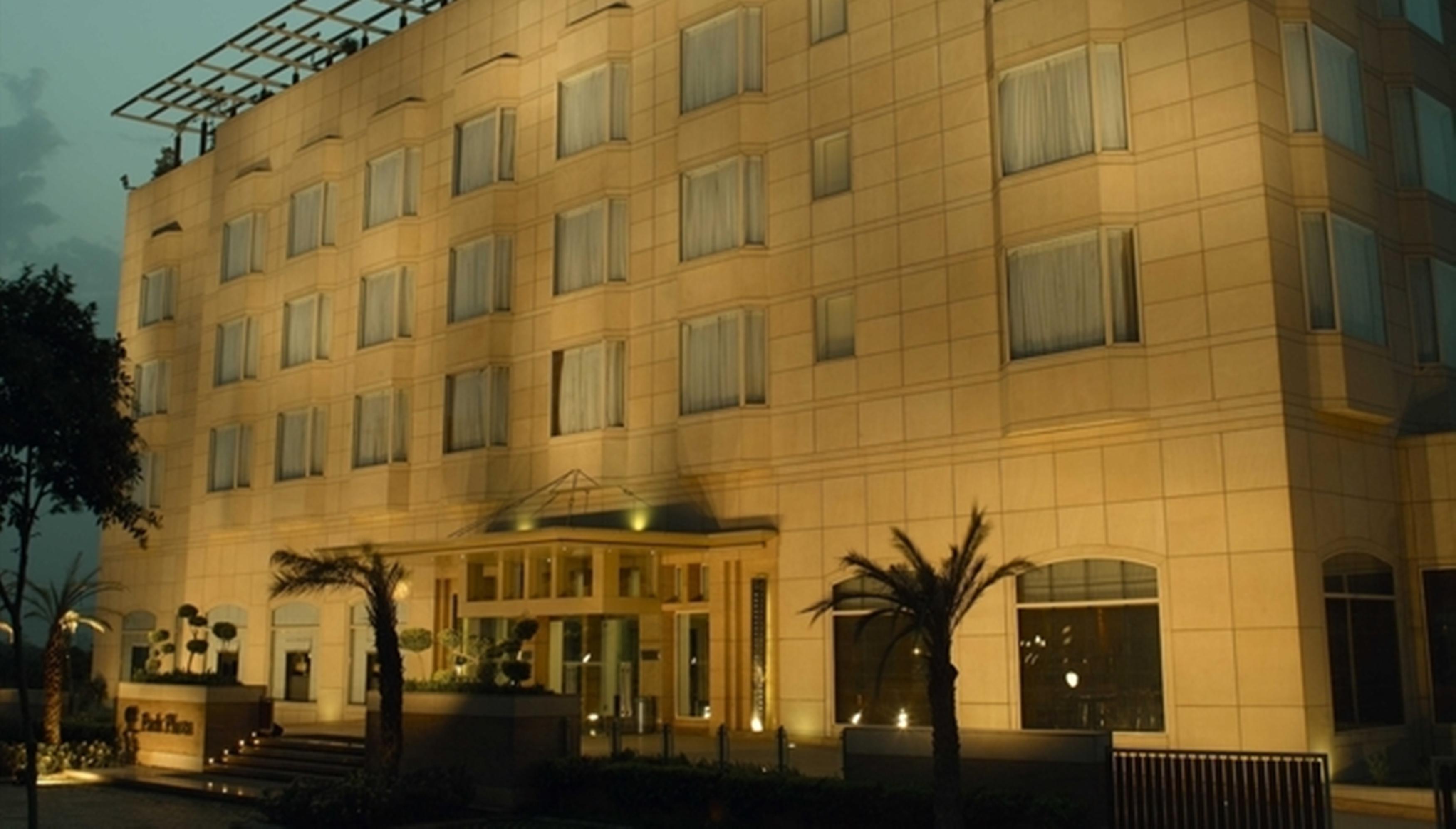 Park Plaza Gurgaon Ξενοδοχείο Εξωτερικό φωτογραφία The hotel at night