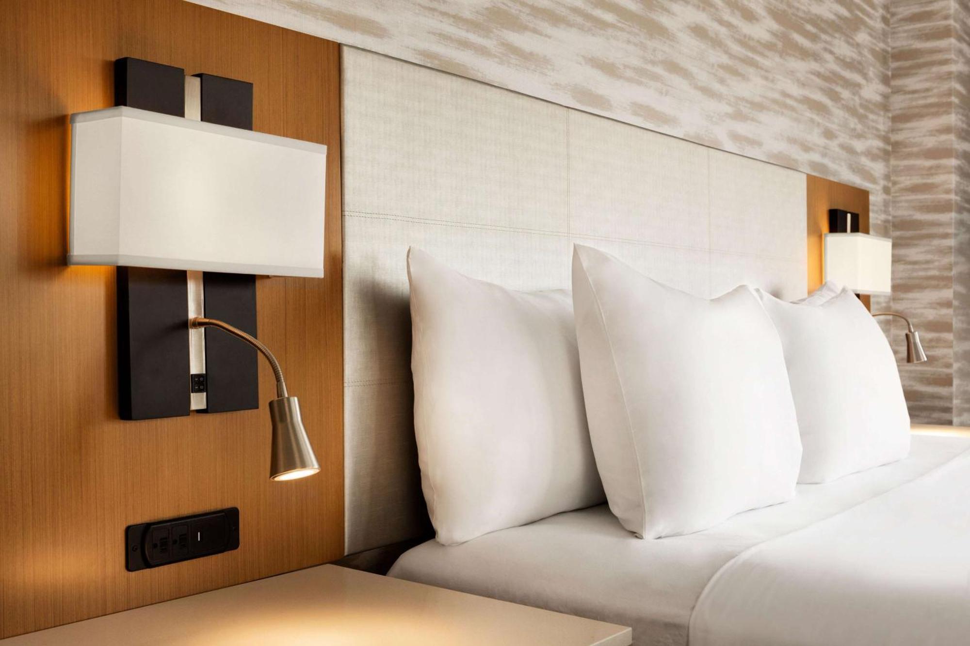 Park Plaza Gurgaon Ξενοδοχείο Εξωτερικό φωτογραφία A bed with a headboard