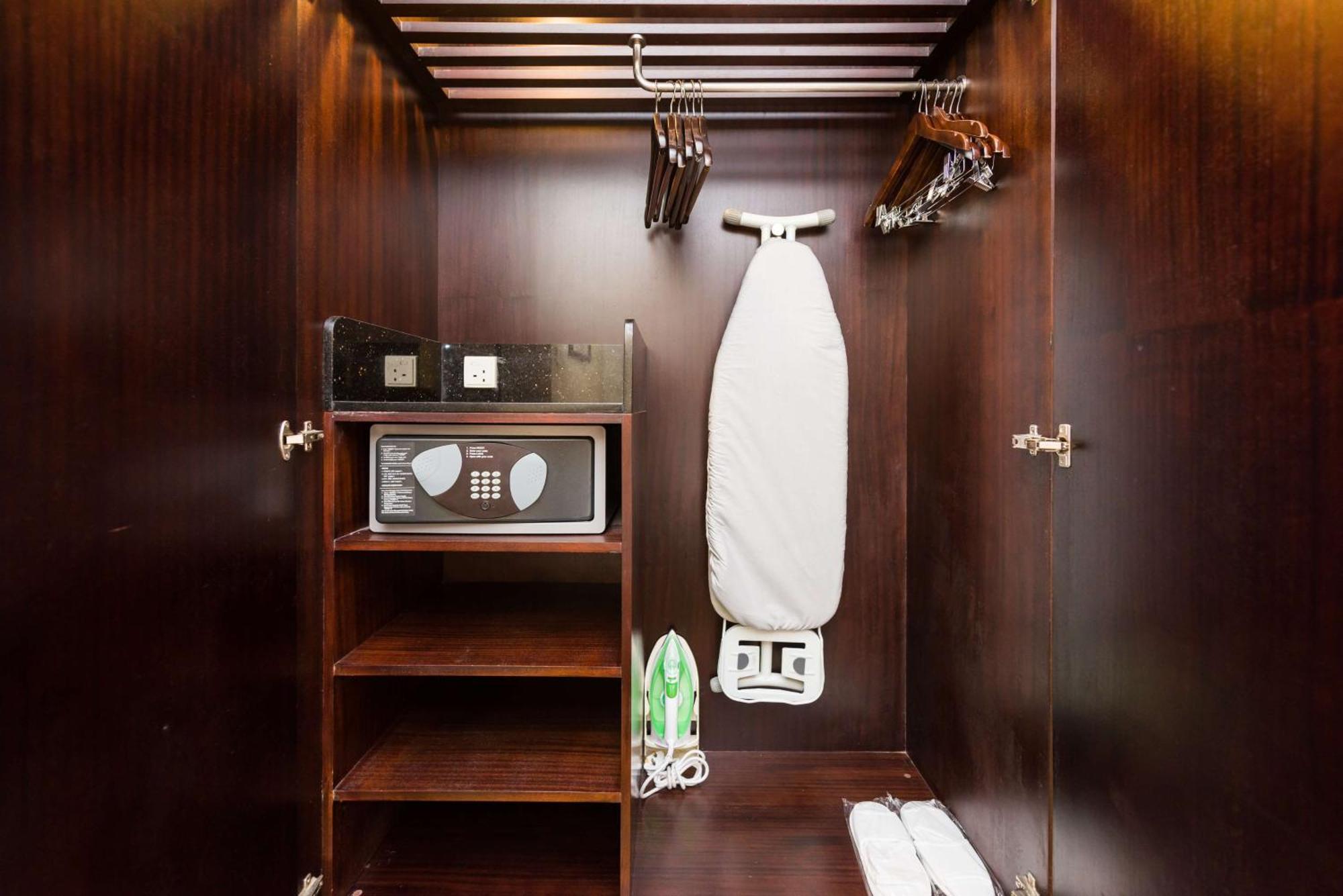 Park Plaza Gurgaon Ξενοδοχείο Εξωτερικό φωτογραφία A hotel room wardrobe with a safe