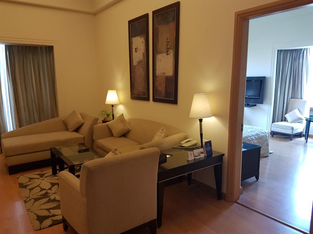 Park Plaza Gurgaon Ξενοδοχείο Εξωτερικό φωτογραφία Living room of a suite at the Taj Bengal