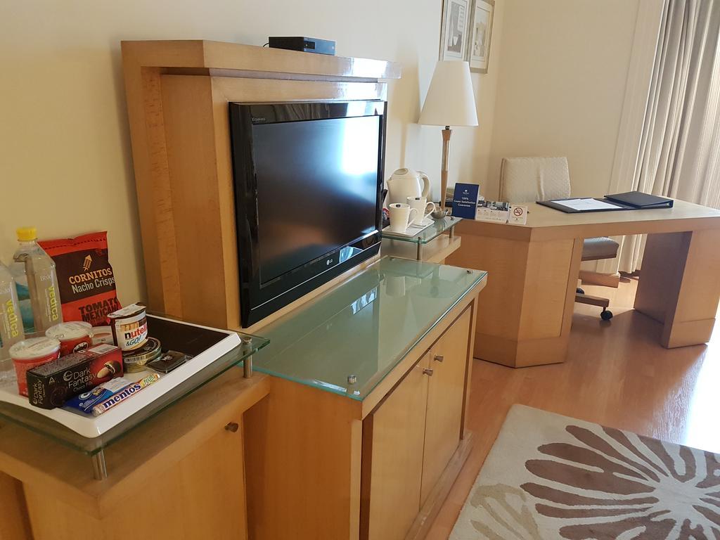 Park Plaza Gurgaon Ξενοδοχείο Εξωτερικό φωτογραφία A television in a hotel room