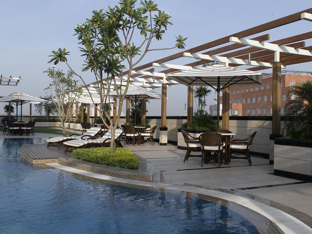 Park Plaza Gurgaon Ξενοδοχείο Ανέσεις φωτογραφία The pool at the Taj Bengal